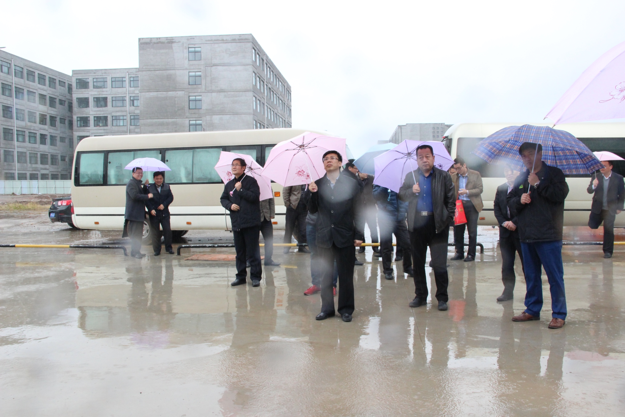 市政府副秘书长,政研室主任于吉军冒雨到云天学院视察调研